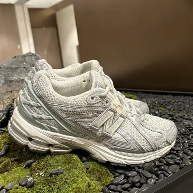 New Balance Sneakers 1906R product detail image 4