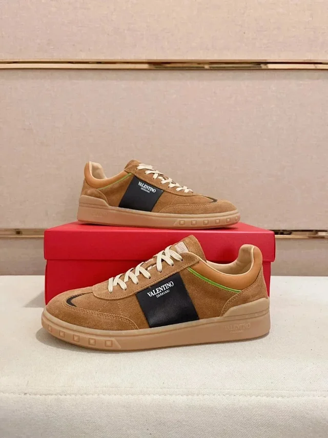 Valentino Garavani Sneakers Low-top with contrast side panel and studded sole product detail image 9