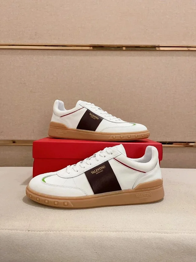 Valentino Garavani Sneakers Low-top with contrast side panel and studded sole product detail image 7