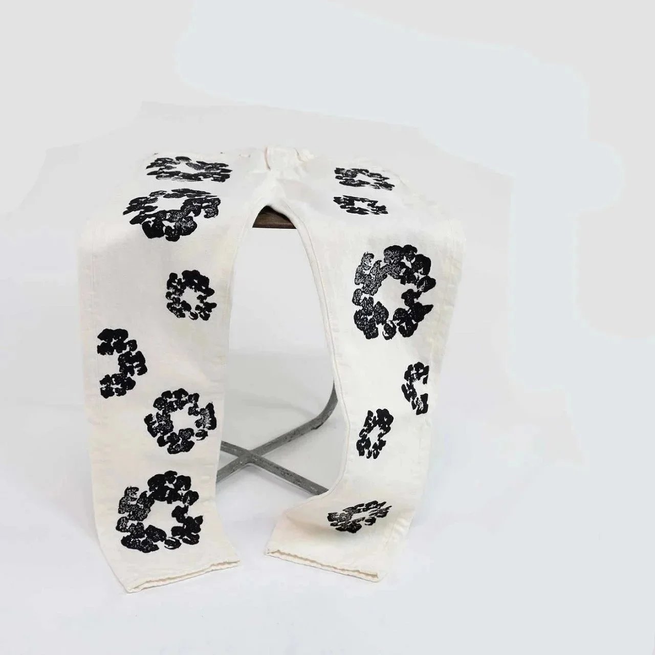Design Hand-Printed Floral Pattern Off-White Denim Pants - 1