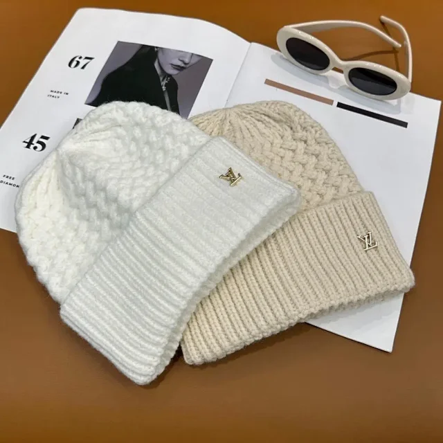 Louis Vuitton Hats Ribbed knit cuff beanie with LV logo product detail image 4