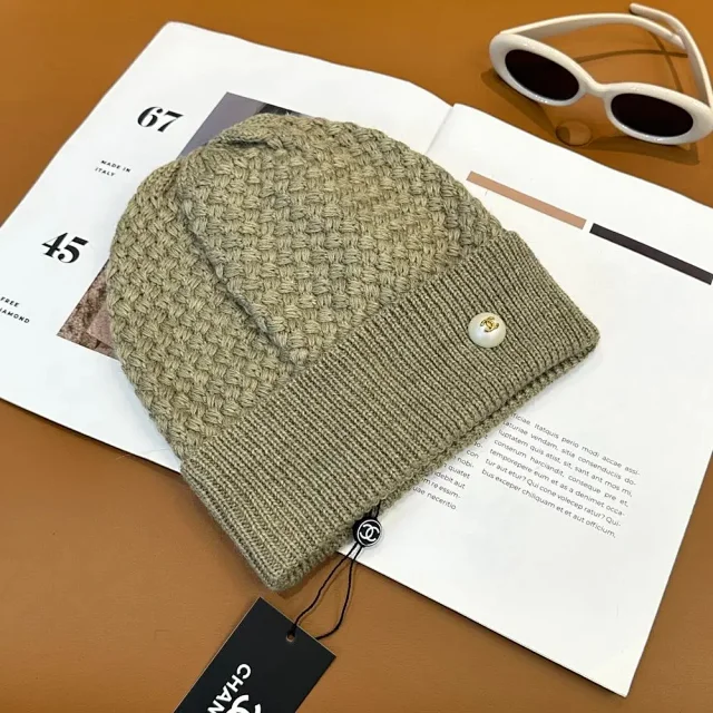 Chanel Hats Knitted cuff beanie with logo button product detail image 4