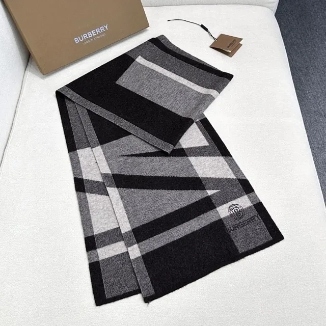 Burberry Scarves Fringed plaid scarf product detail image 5