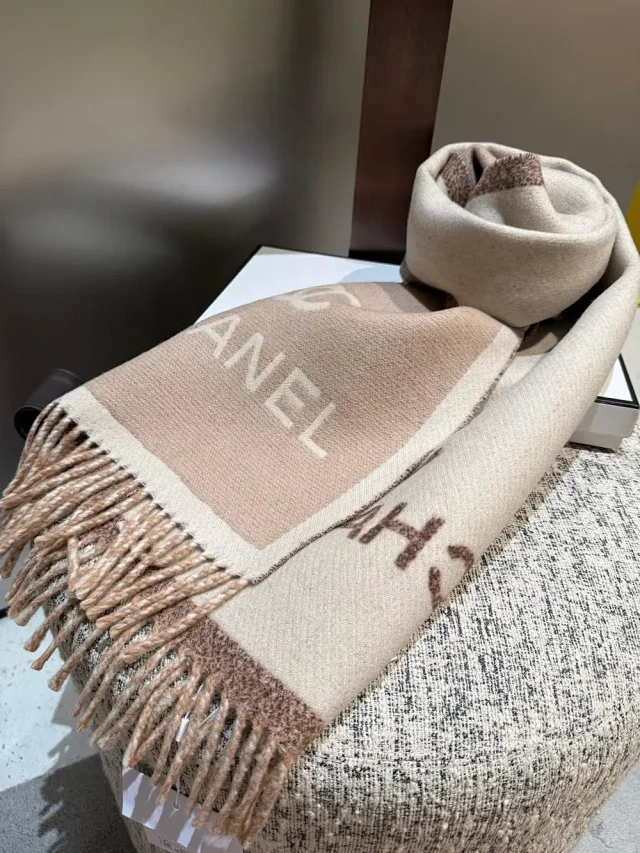 Chanel Scarves Logo-pattern fringed knit scarf product detail image 3