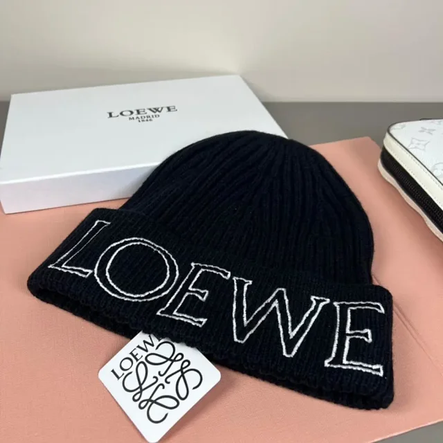 Loewe Hats Rib-knit logo beanie product detail image 3
