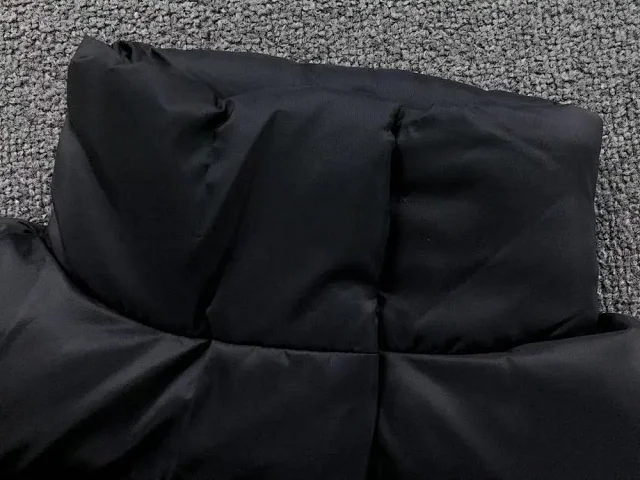Alo Down Jackets Cropped high-neck quilted puffer jacket product detail image 3