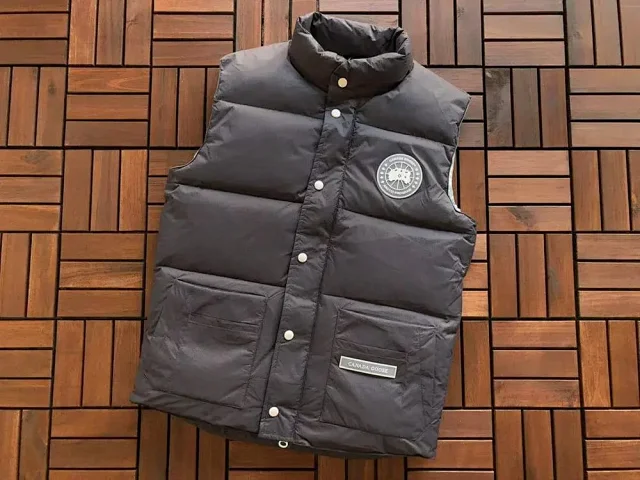 Canada Goose Vests Quilted padded stand-collar snap-front vest product detail image 3