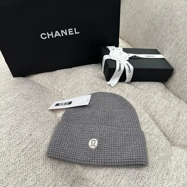 lululemon Hats Rib-knit cuffed beanie with logo patch product detail image 2