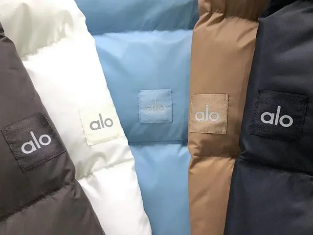 Alo Down Jackets Cropped high-neck quilted puffer jacket product detail image 4
