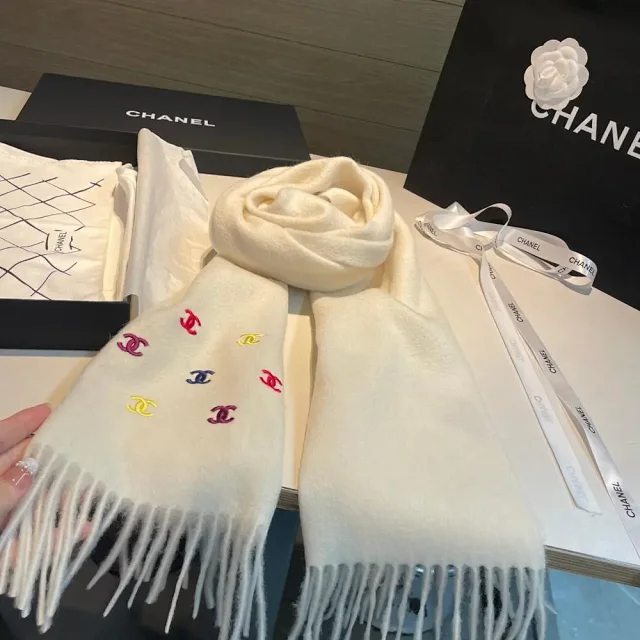 Chanel Scarves Fringed knit CC-logo scarf product detail image 3