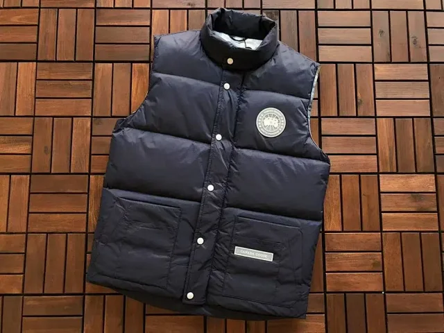 Canada Goose Vests Quilted padded stand-collar snap-front vest product detail image 2