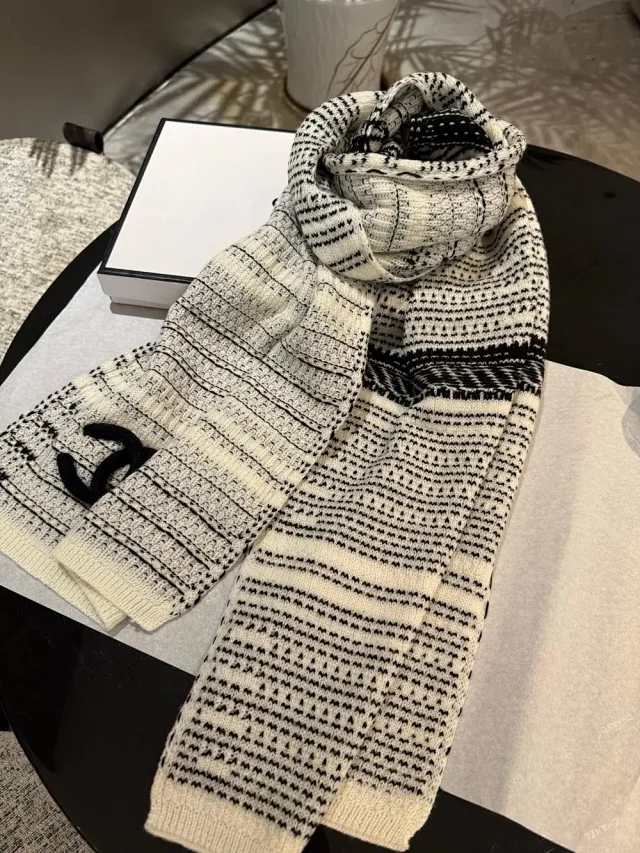 Chanel Scarves Logo-pattern fringed knit scarf product detail image 4