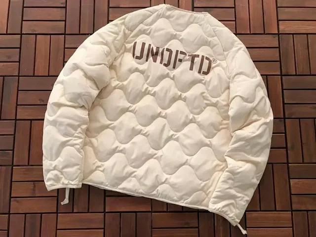 Undefeated Down Jackets Wavy-quilted logo puffer jacket product detail image 2