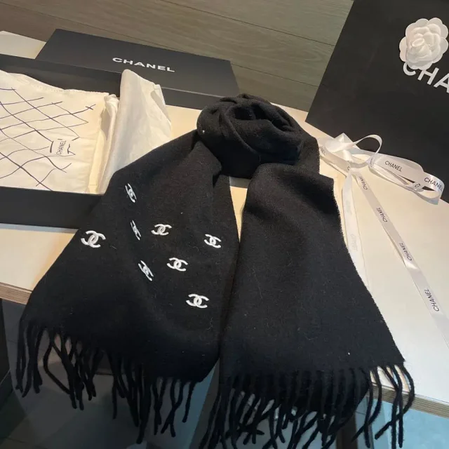 Chanel Scarves Fringed knit CC-logo scarf product detail image 2