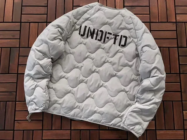 Undefeated Down Jackets Wavy-quilted logo puffer jacket product detail image 3