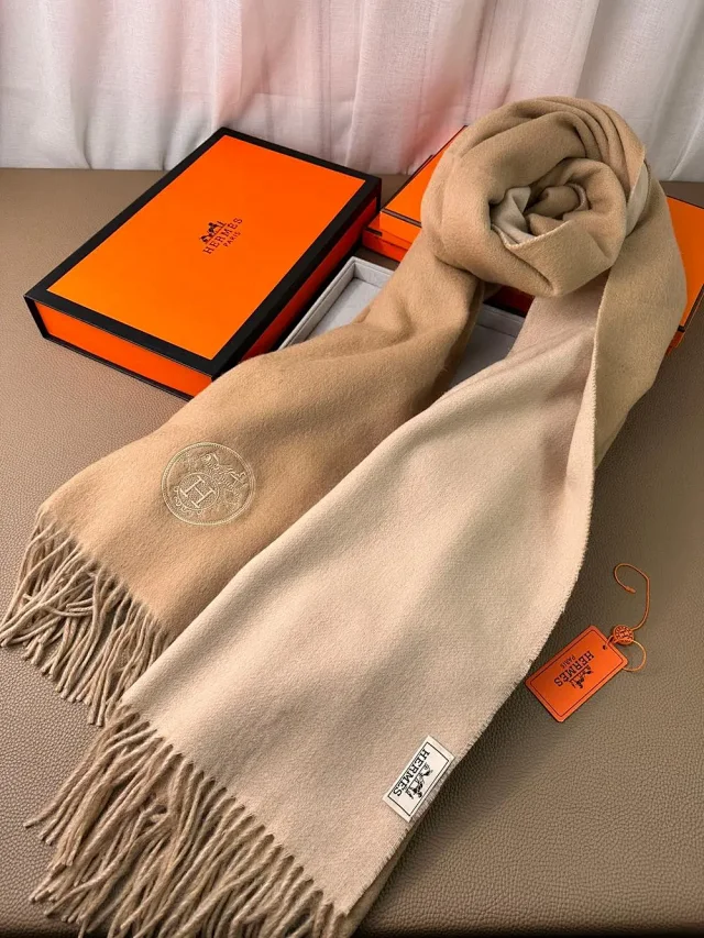 Hermès Scarves Fringed two-tone scarf with embossed H emblem product detail image 5