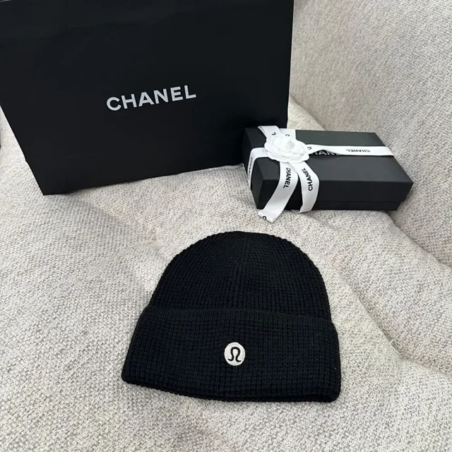 lululemon Hats Rib-knit cuffed beanie with logo patch product detail image 3