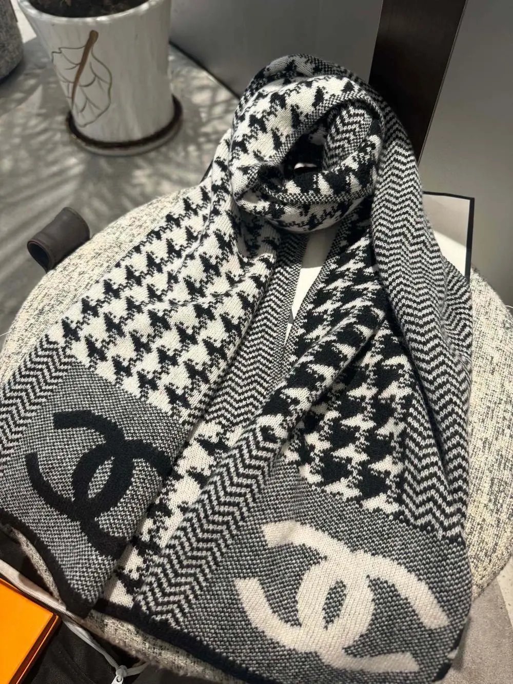 Chanel Scarves Logo-pattern fringed knit scarf image 5