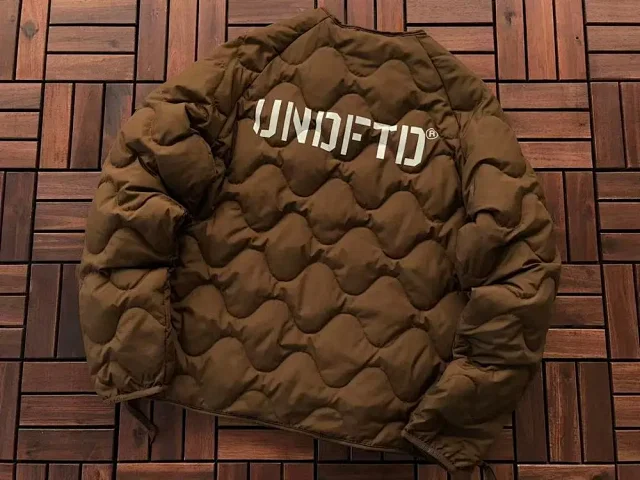 Undefeated Down Jackets Wavy-quilted logo puffer jacket product detail image 6