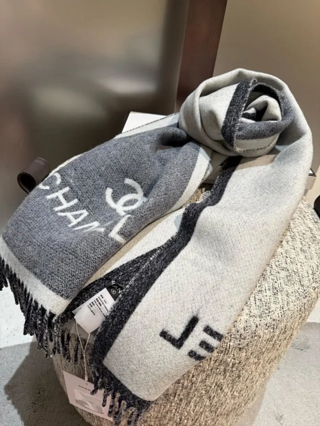 Chanel Scarves Logo-pattern fringed knit scarf product detail image 2