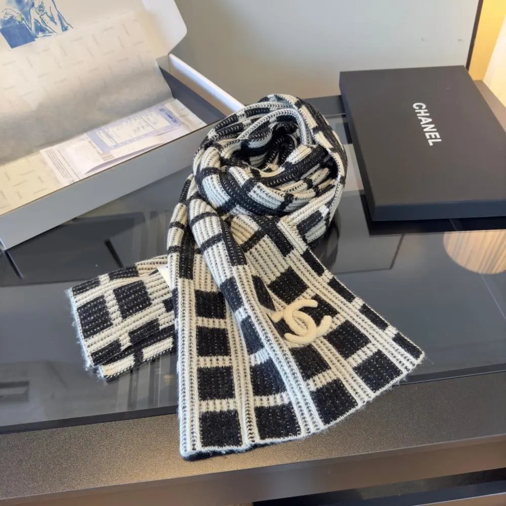 Chanel Scarves Logo-pattern fringed knit scarf image 10