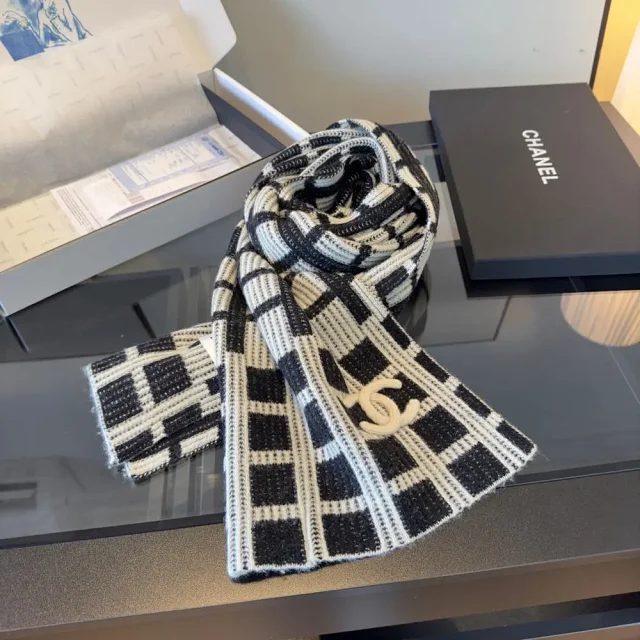 Chanel Scarves Logo-pattern fringed knit scarf product detail image 10