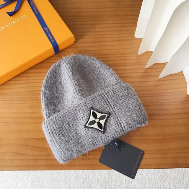 Louis Vuitton Hats Rib-knit cuffed beanie with floral emblem patch product detail image 3
