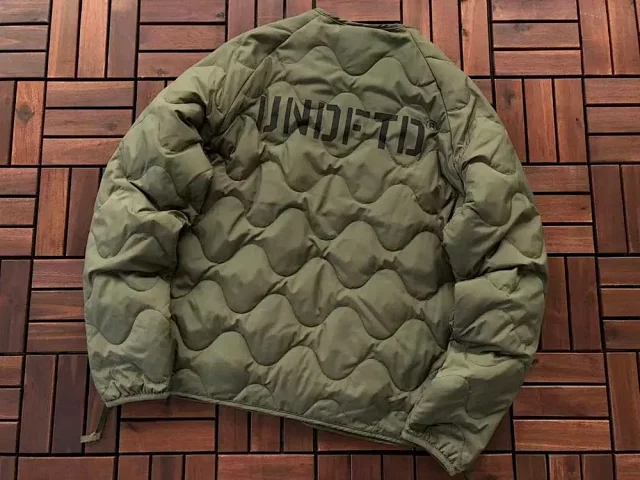 Undefeated Down Jackets Wavy-quilted logo puffer jacket product detail image 5