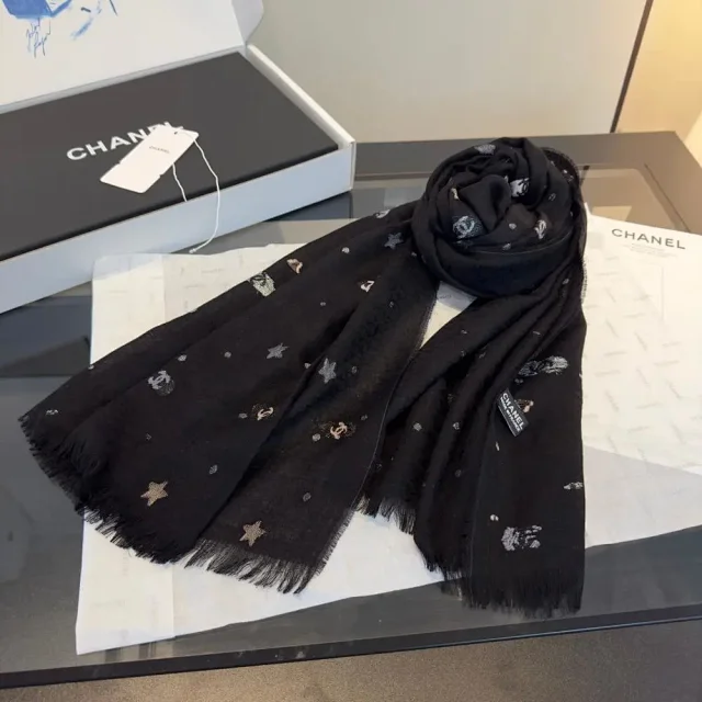 Chanel Scarves Logo-pattern fringed knit scarf product detail image 7