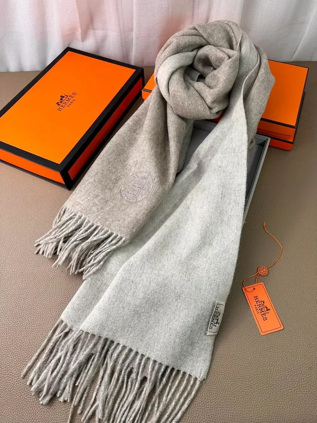 Hermès Scarves Fringed two-tone scarf with embossed H emblem product detail image 3
