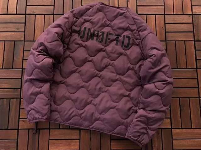 Undefeated Down Jackets Wavy-quilted logo puffer jacket product detail image 4