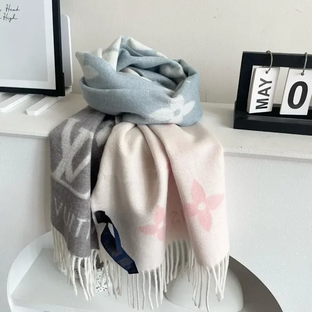 Louis Vuitton Scarves Monogram fringed scarf product detail image 9