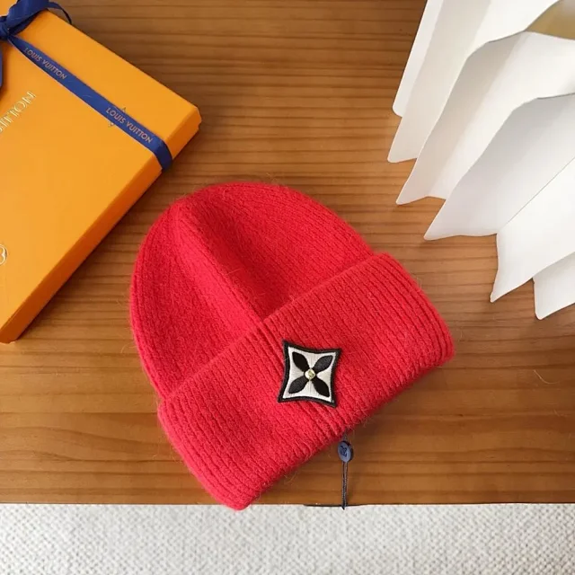 Louis Vuitton Hats Rib-knit cuffed beanie with floral emblem patch product detail image 5
