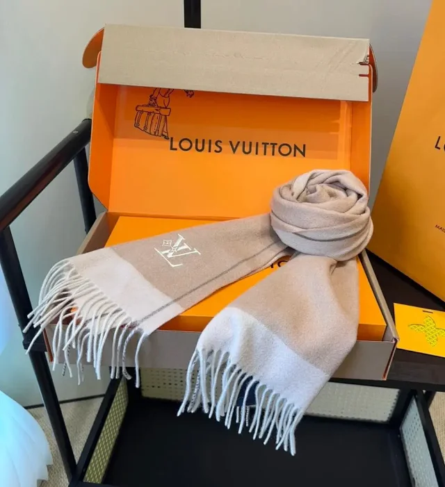 Louis Vuitton Scarves Monogram Fringe Scarf product detail image 2