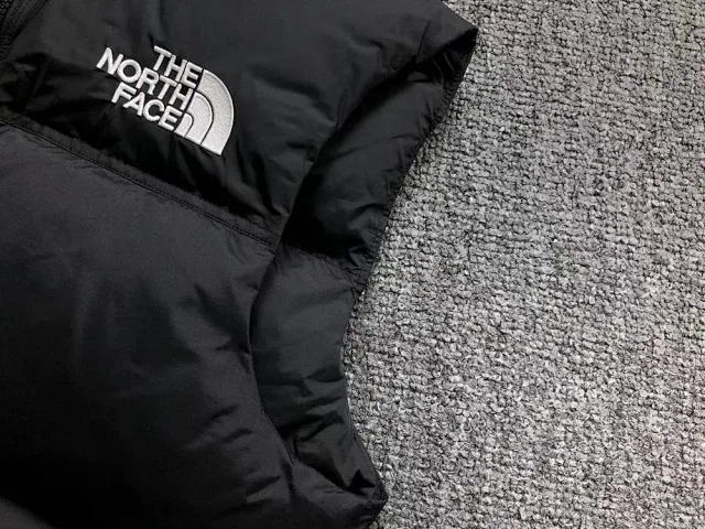 The North Face Vests 700-fill color-block puffer vest product detail image 4