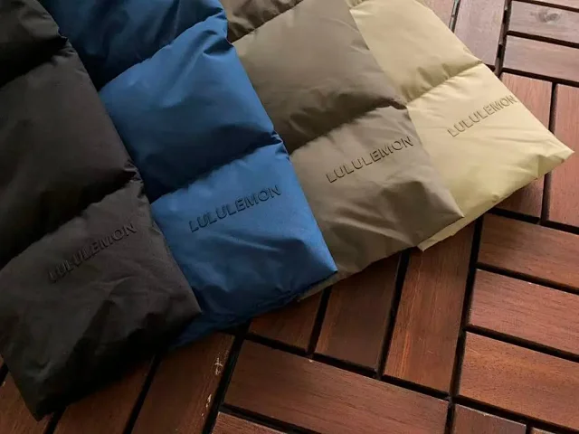 Woolrich Down Jackets Hooded quilted puffer jacket product detail image 6