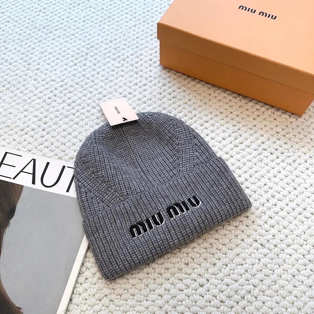 Miu Hats Ribbed knit logo beanie — Style 4