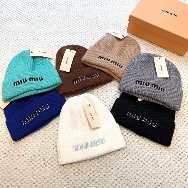 Miu Hats Ribbed knit logo beanie product detail image 1