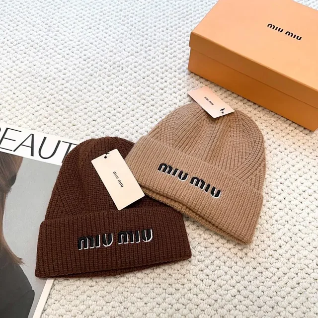 Miu Hats Ribbed knit logo beanie product detail image 3