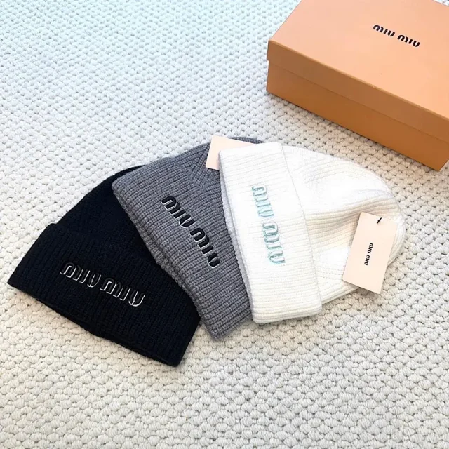 Miu Hats Ribbed knit logo beanie product detail image 2
