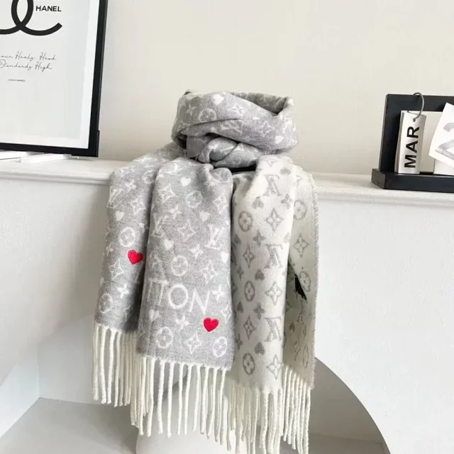 Louis Vuitton Scarves Fringed Monogram Scarf product detail image 8