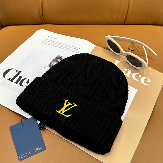 Louis Vuitton Hats Ribbed Knit Cuffed Beanie with LV Patch product detail image 6
