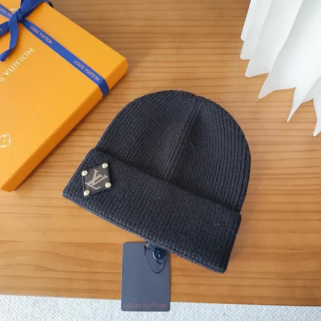 Louis Vuitton Hats Ribbed Knit Cuffed Beanie with LV Patch product detail image 3