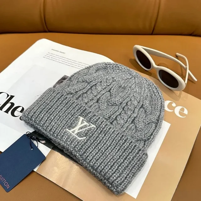 Louis Vuitton Hats Ribbed Knit Cuffed Beanie with LV Patch product detail image 5