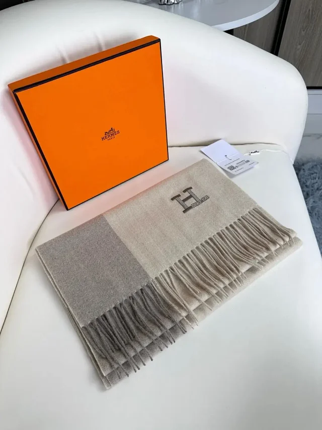 Hermès Scarves Fringed color-block H-logo scarf product detail image 3