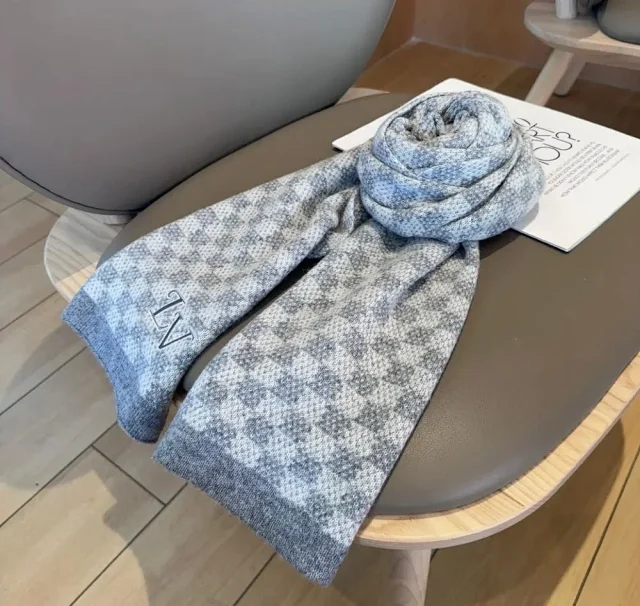 Louis Vuitton Scarves Monogram Fringe Scarf product detail image 5