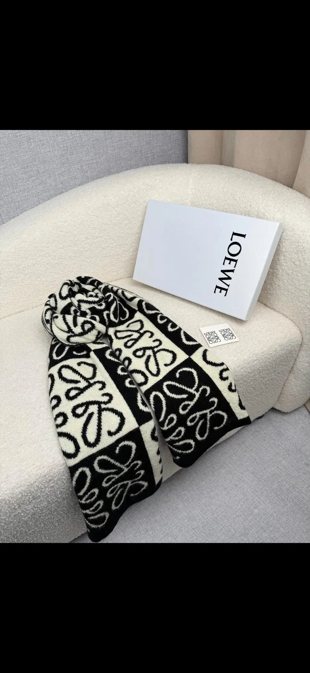 Loewe Scarves Fringed scarf with Anagram motif image 10