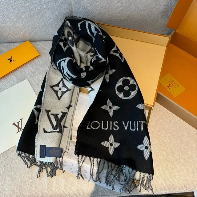 Louis Vuitton Scarves Fringed Monogram Scarf product detail image 6