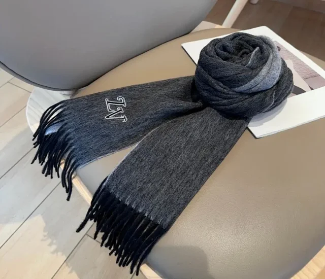 Louis Vuitton Scarves Fringed Monogram Scarf product detail image 9
