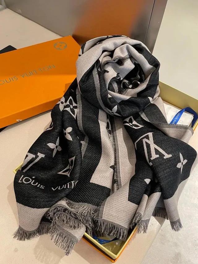 Louis Vuitton Scarves Monogram fringe scarf product detail image 2